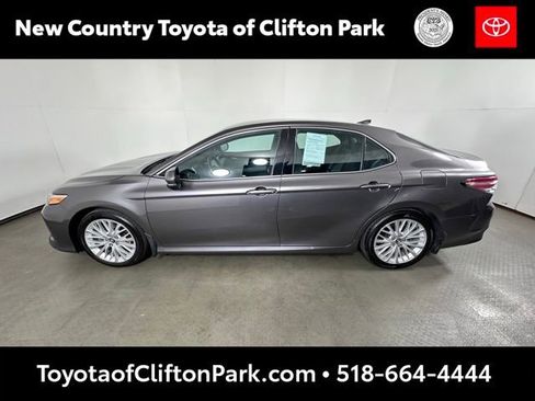 Used 2020 Toyota Camry XLE image 6