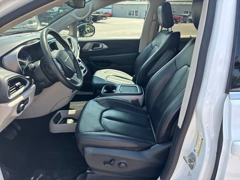 Used 2024 Chrysler Pacifica Touring-L FWD image 22