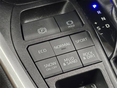 Used 2019 Toyota RAV4 LE image 6