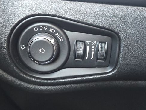 Used 2017 Jeep Renegade Latitude image 24