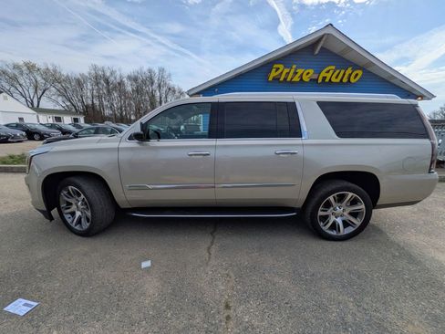 Used 2016 Cadillac Escalade ESV Luxury image 3