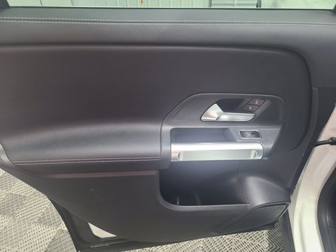 Used 2021 Mercedes-Benz GLB 250 4MATIC image 36