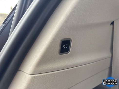 Used 2024 Chrysler Pacifica Touring-L image 16