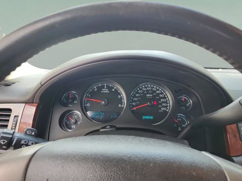 Used 2013 Chevrolet Avalanche LTZ image 10