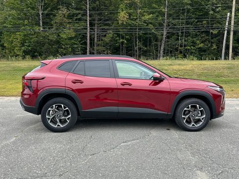 Used 2024 Chevrolet Trax LT FWD image 2