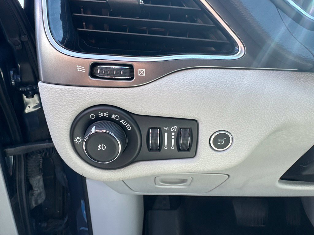 Used 2019 Jeep Cherokee Limited w/ Luxury Group AWD/4WD image 19