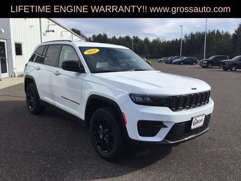 Used 2025 Jeep Grand Cherokee Altitude AWD/4WD image 2