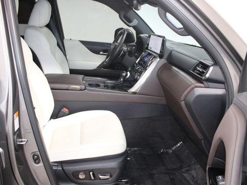 Used 2024 Lexus LX 600 4WD w/ Luxury Package image 29