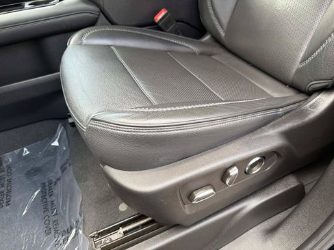 Used 2025 GMC Yukon Denali RWD image 17