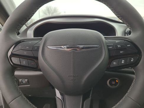 Used 2023 Chrysler Pacifica Touring-L w/ S Appearance Package image 23