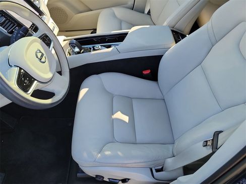 Used 2023 Volvo XC90 B6 Plus image 16