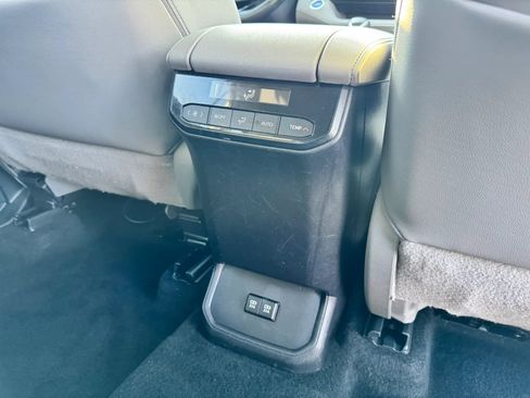 Used 2020 Toyota Highlander XLE AWD/4WD image 18