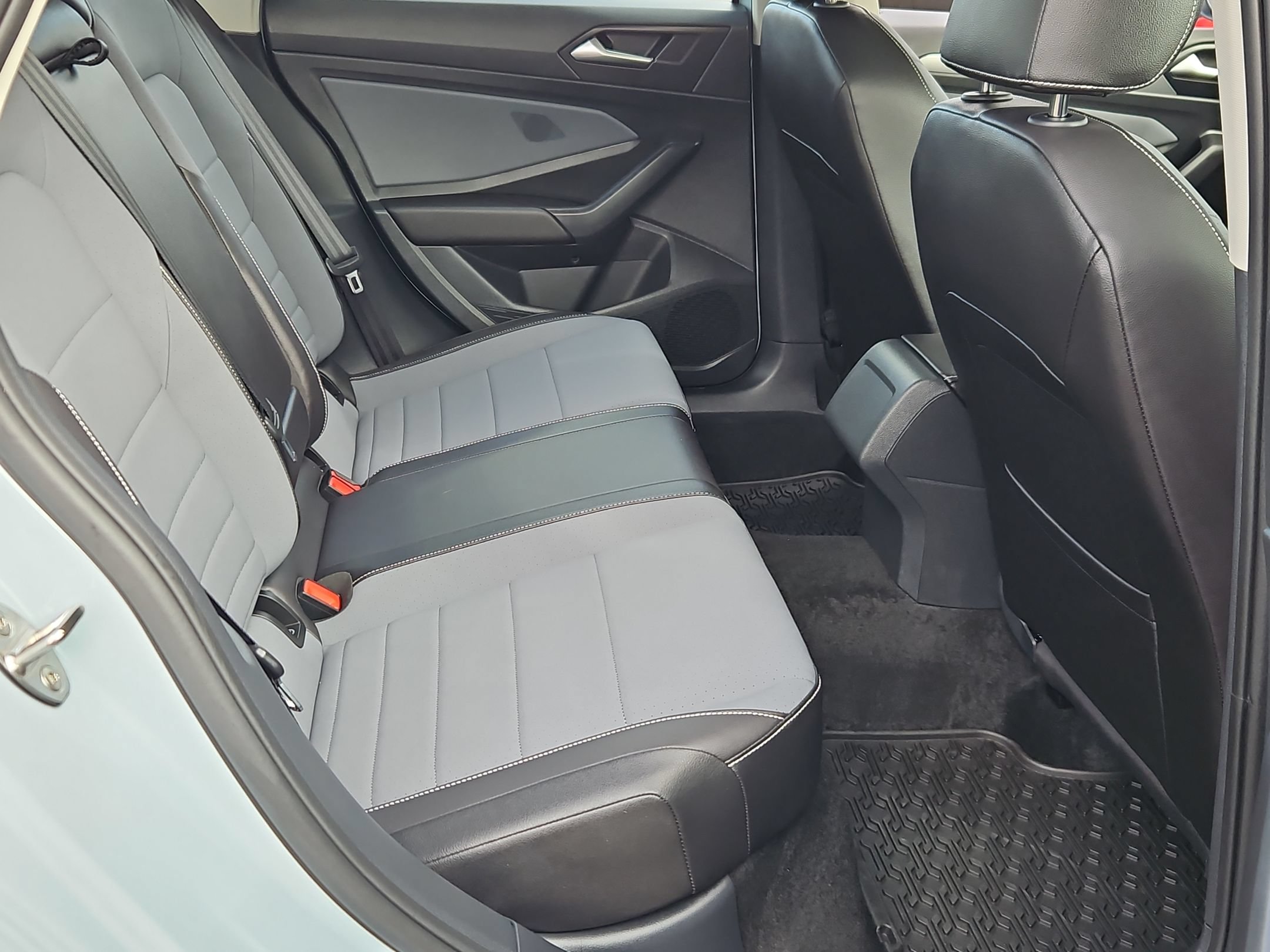 Used 2025 Volkswagen Jetta SE w/ Sunroof Package FWD image 27