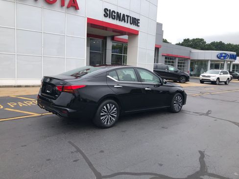Used 2023 Nissan Altima 2.5 SV w/ SV Premium Package AWD/4WD image 2