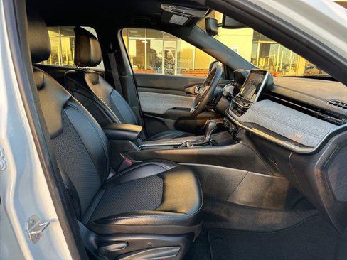 Certified 2025 Jeep Compass Latitude image 40