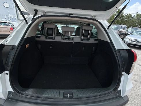 Used 2022 Honda HR-V LX image 9