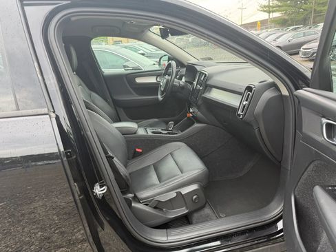 Used 2021 Volvo XC40 T4 Momentum FWD image 12