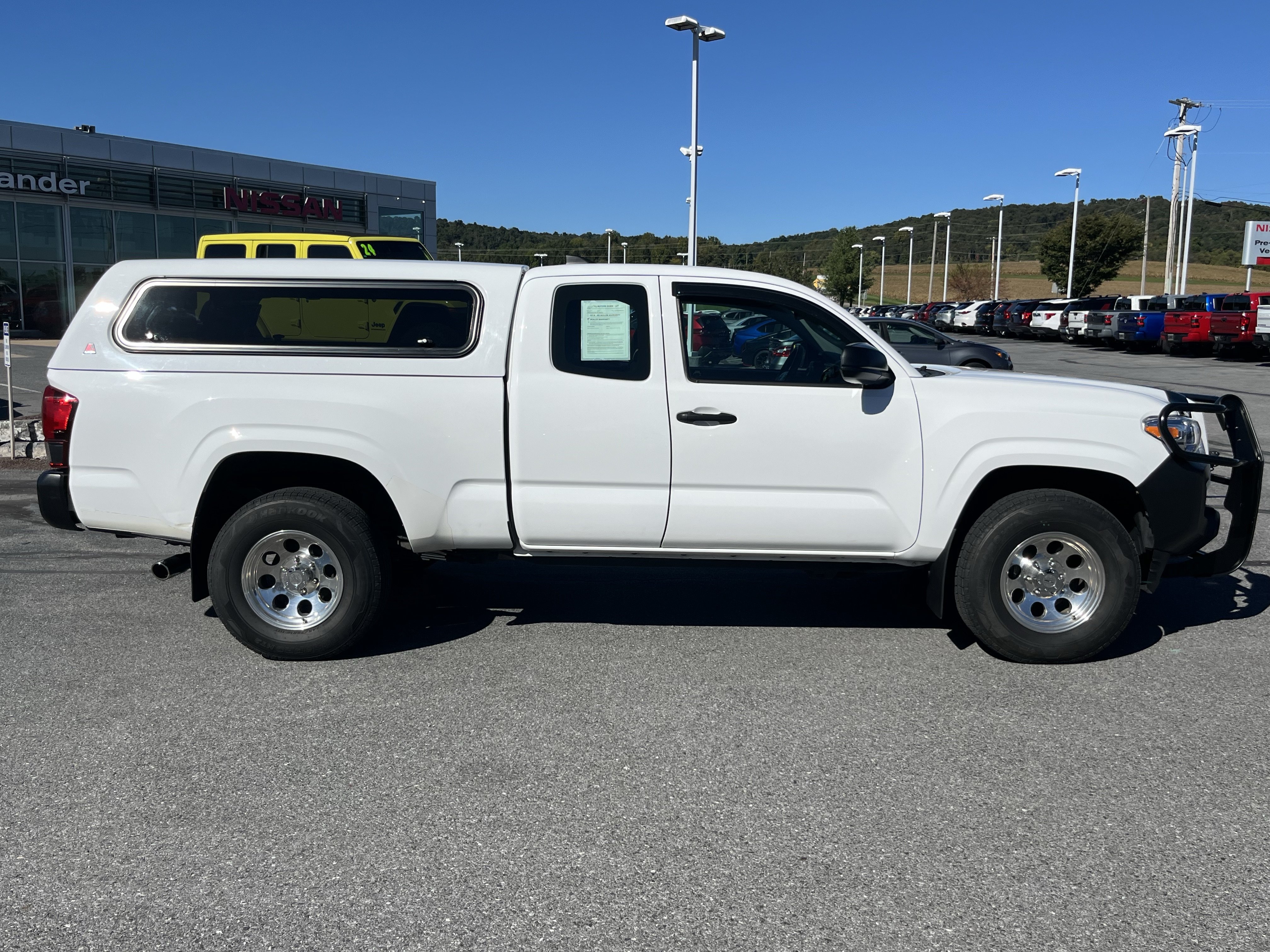 Used 2018 Toyota Tacoma SR AWD/4WD image 2