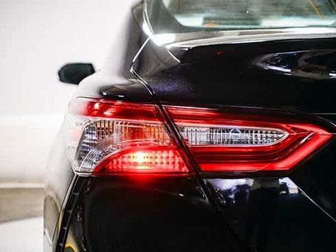 Certified 2020 Toyota Camry SE image 10