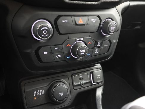 Used 2019 Jeep Renegade Latitude AWD/4WD image 41