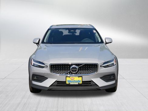 Used 2025 Volvo V60 B5 Cross Country Plus AWD/4WD image 2