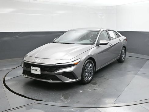 Used 2024 Hyundai Elantra SEL FWD image 34