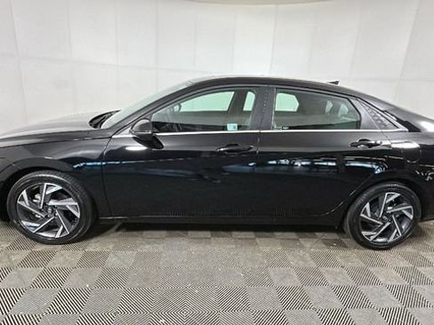 Used 2025 Hyundai Elantra Limited FWD image 6