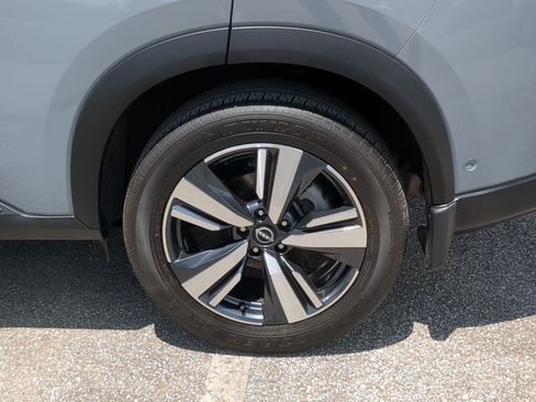 Used 2025 Nissan Rogue SL AWD/4WD image 11