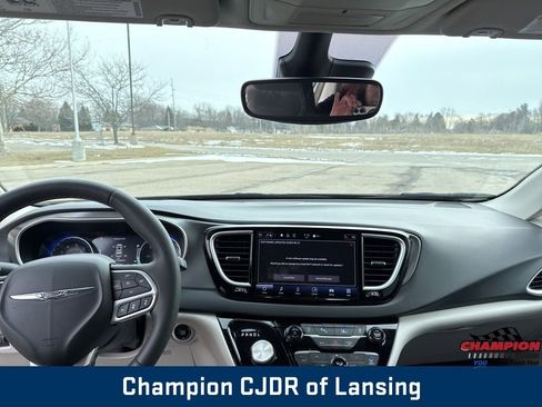 Used 2024 Chrysler Pacifica Touring-L image 19