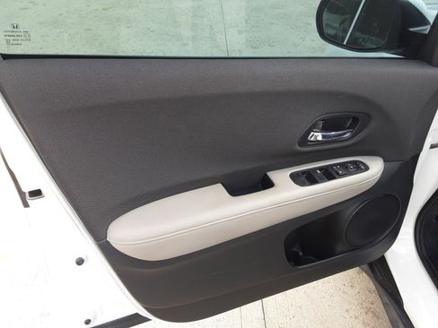 Used 2021 Honda HR-V LX image 8