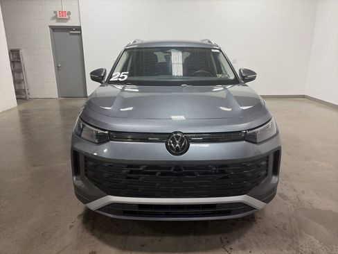 Certified 2025 Volkswagen Tiguan SE image 8