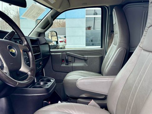 Used 2017 Chevrolet Express 3500 Extended image 16
