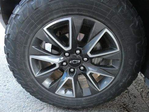 Used 2022 Chevrolet Tahoe Z71 w/ Luxury Package AWD/4WD image 8