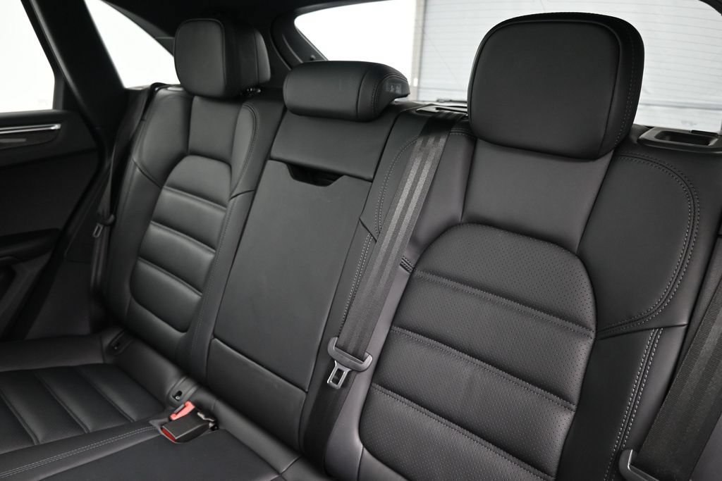 Certified 2023 Porsche Macan S AWD/4WD image 6