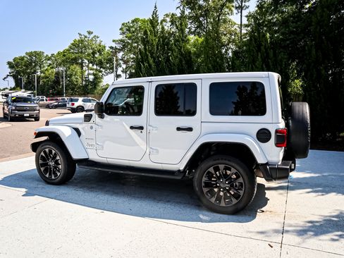 Used 2024 Jeep Wrangler Unlimited Sahara w/ Technology Group AWD/4WD image 7