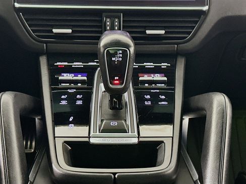 Used 2021 Porsche Cayenne Turbo image 13