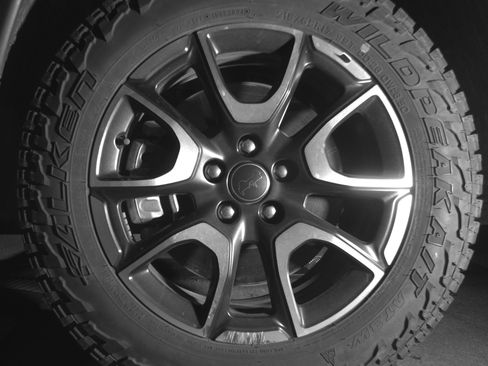 Used 2025 Jeep Compass Trailhawk AWD/4WD image 12