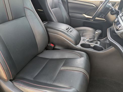 Used 2019 Toyota Highlander SE FWD image 11