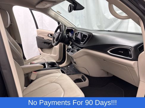 Used 2017 Chrysler Pacifica Touring-L Plus w/ Tire & Wheel Group image 29