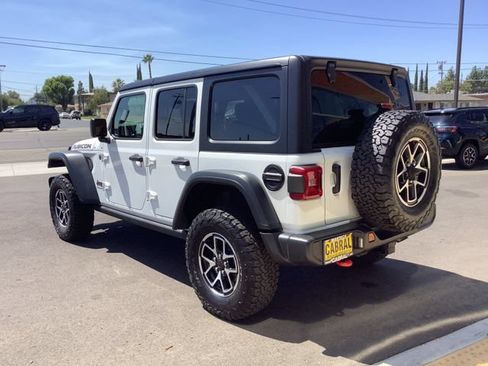 Used 2025 Jeep Wrangler Unlimited Rubicon w/ Convenience Group AWD/4WD image 22