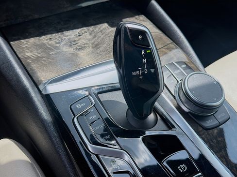 Used 2021 BMW 530i w/ Premium Package RWD image 16