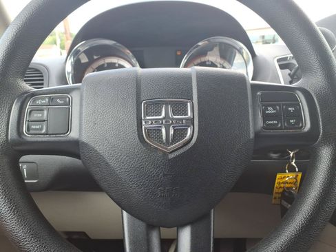 Used 2018 Dodge Grand Caravan SE w/ UConnect Hands-Free Group FWD image 13