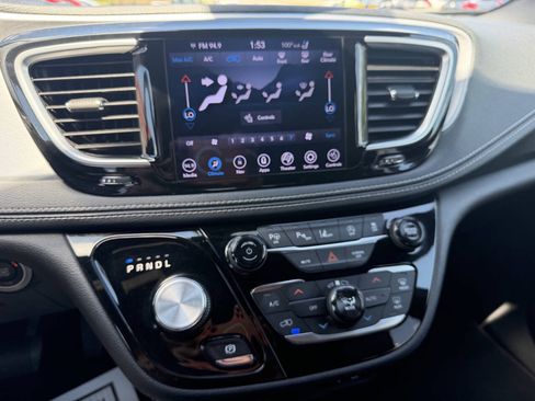 Used 2018 Chrysler Pacifica Limited w/ Advanced Safetytec Group FWD image 21