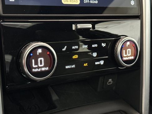 Used 2025 Land Rover Discovery S image 23