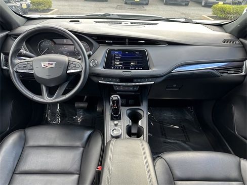 Used 2022 Cadillac XT4 Luxury w/ Cold Weather Package image 15