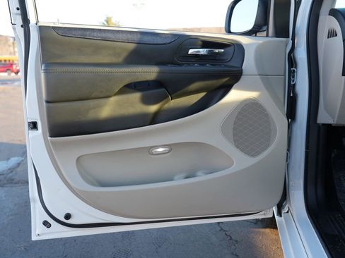 Used 2018 Dodge Grand Caravan SE w/ UConnect Hands-Free Group image 14