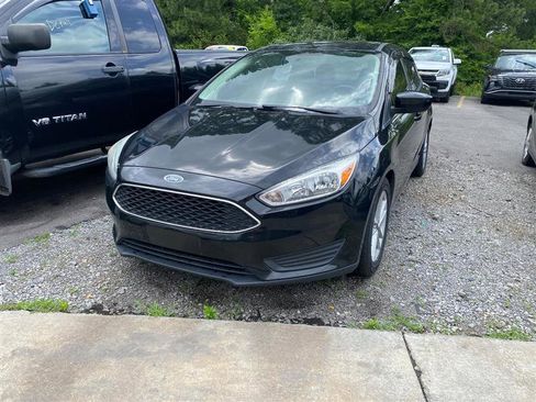 Used 2018 Ford Focus SE FWD image 1