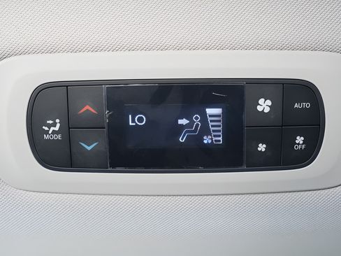 Used 2018 Chrysler Pacifica Touring-L w/ Advanced Safetytec Group FWD image 23