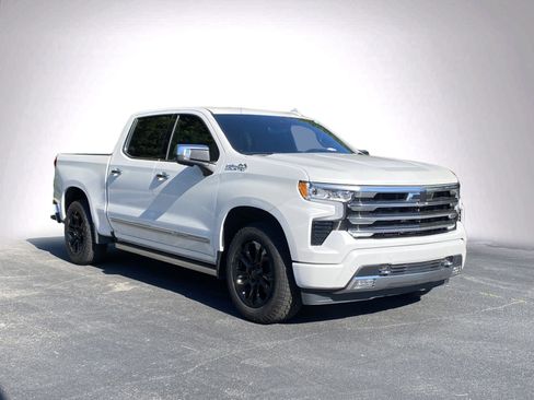 Used 2024 Chevrolet Silverado 1500 High Country w/ Technology Package AWD/4WD image 2