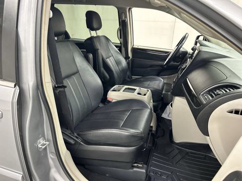 Used 2014 Chrysler Town & Country Touring FWD image 23